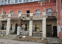 Хууль бусаар ашиглаж байсан эмийн үйлдвэрийн барилгыг албадан чөлөөлж, нурааж эхэллээ