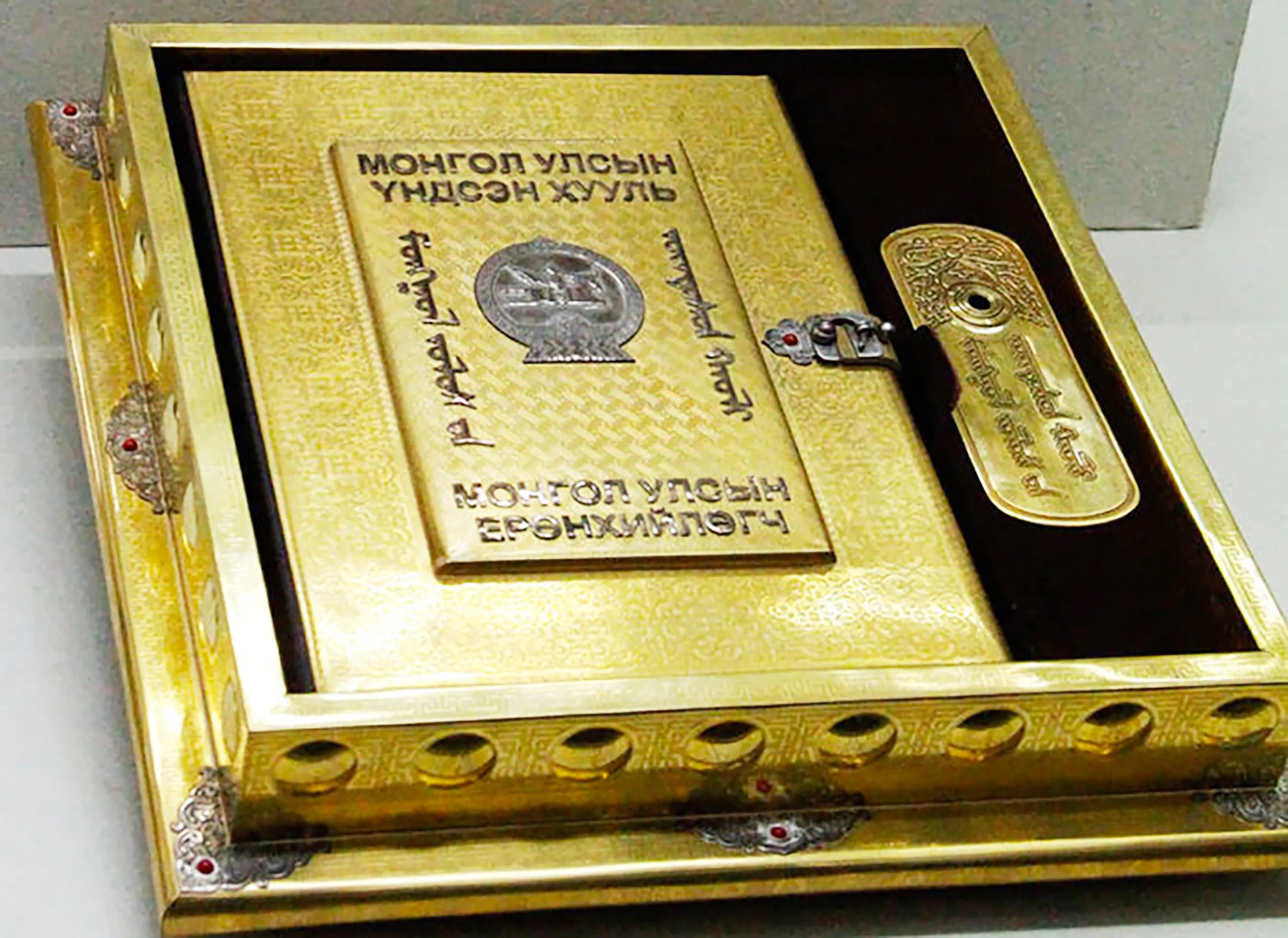 Жил бүрийн 01 дүгээр сарын 13-ны өдрийг ҮНДСЭН ХУУЛИЙН ӨДӨР болгон нийтээр тэмдэглэдэг